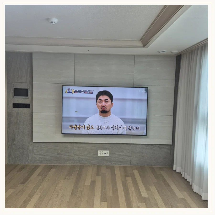 파주시 벽걸이TV 설치 참고 장면 - 아트월·타일·석재 마감