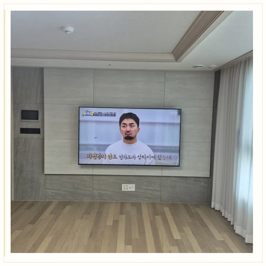 계양구 벽걸이TV 설치 참고 장면 - 브라켓 흔들림과 지지력